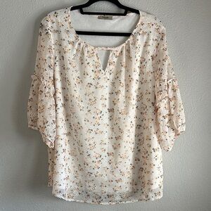 Chic Floral Blouse in Cream